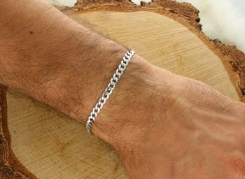 Męska bransoletka srebrna 925 – klasyczny splot pancerka o szerokości 4,5 mm, długość 21 cm. Model DIA-BRA-3823R-120-925 z solidnym zapięciem na karabińczyk. Minimalizm i trwałość w jednym.2.jpg